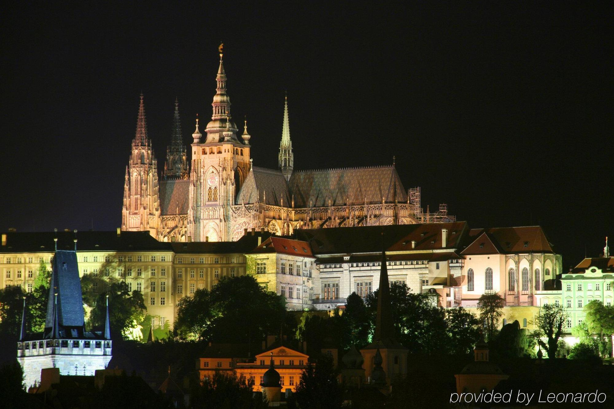 Отель Fairmont Golden Прага Экстерьер фото The Szeged Cathedral at night