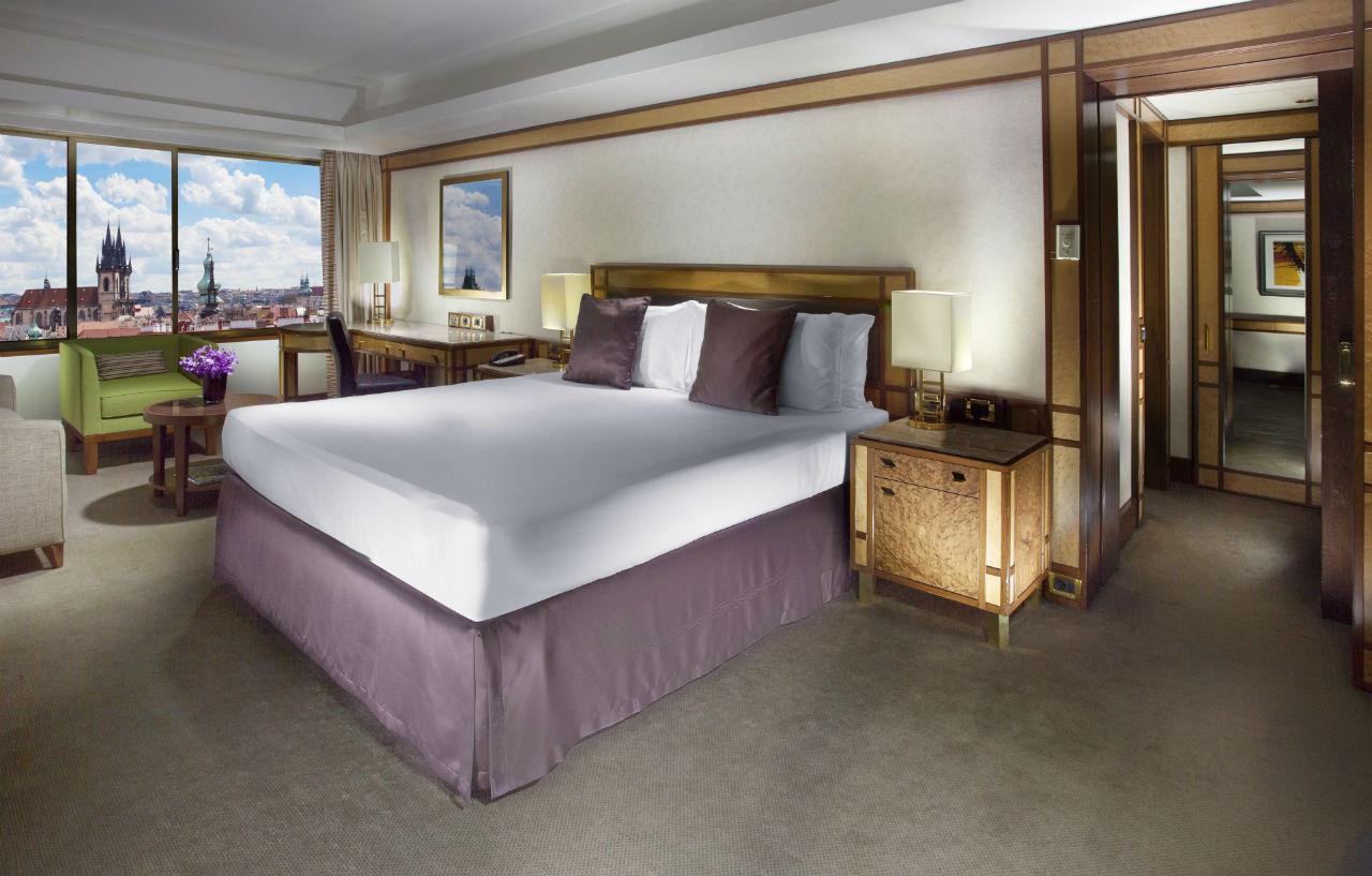 Отель Fairmont Golden Прага Экстерьер фото A bedroom at the Mandarin Oriental, London